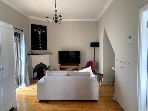Claremont Apartamento | Milner Cottage: Digital Nomad Oasis