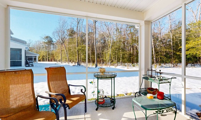 Frankford Casa | Milo's Haven pet friendly townhome w/shared pool, W/D & Free WIFI