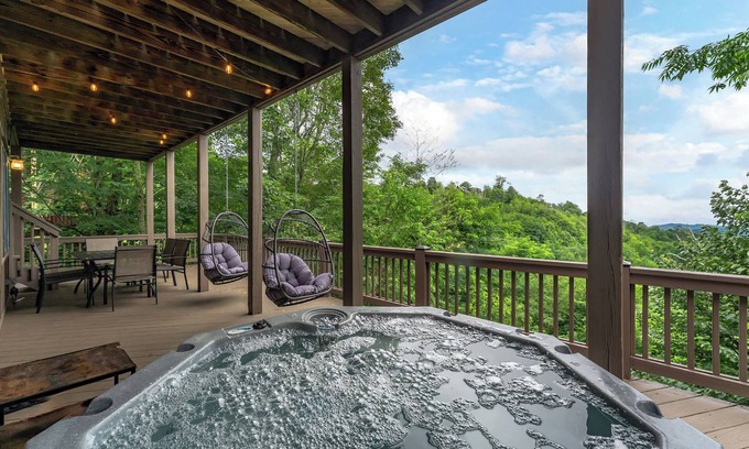 Wolf Laurel Casa | Min to Hatley Pt Stunning Mtn Views Hot Tub