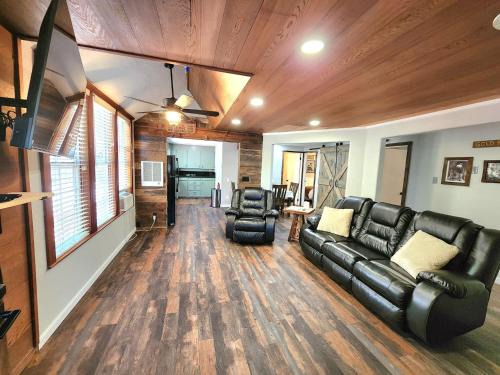 West Village Casa | Miners Suite-centrally Located In Shaver Lake