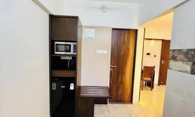 Kandivali East Apartamento | Mini Apartment with Kitchenette at Malad West