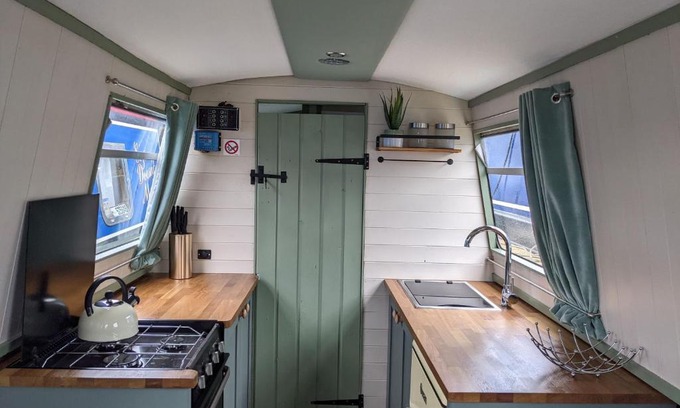 Tring Alquiler De Eote | Mini Escape - 2 Berth Narrowboat on the Grand Union, Hertfordshire