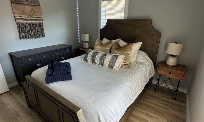 Wake County Casa | Mini gold and pool spacious 3 level floor home for 14 people