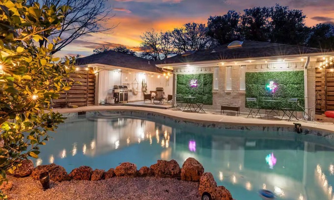 Lake Highlands Casa | Mini Golf | Pool | Game room | Stylish & Spacious | Wifi | Free Parking