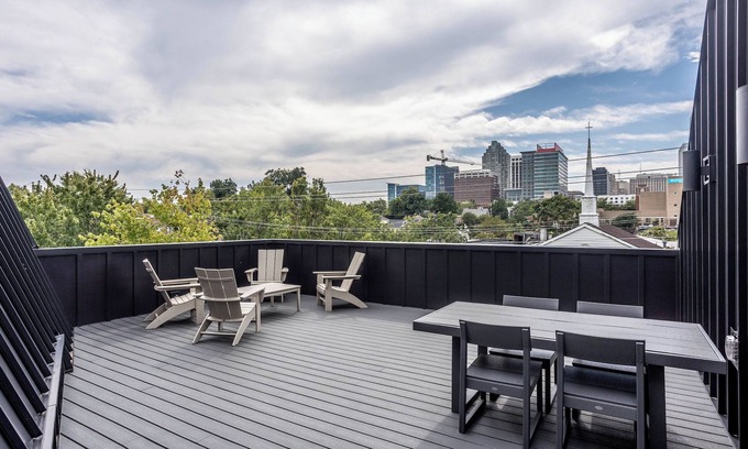Downtown Apartamento | Mini Metro - Rooftop Deck with Skyline View!
