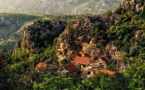 Omis Chalet De Esquí | Mini stone house