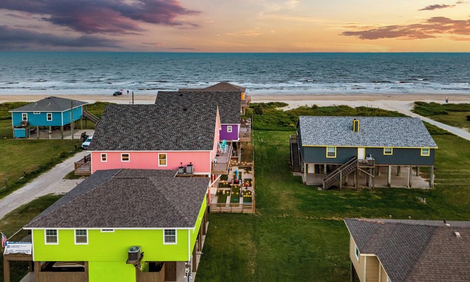 Port Bolivar Casa | Beach Retreat w/ Game Room, Mini-Golf & EV charging - Dog Friendly!