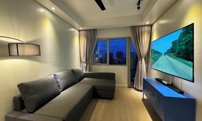 Pembo Apartamento | Minimalist 1BR Exec Suite + Best City View of BGC