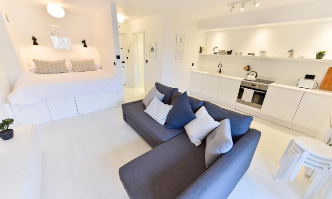 Kensington Apartamento | Minimalist studio with balcony in Kensington, Sleeps 4