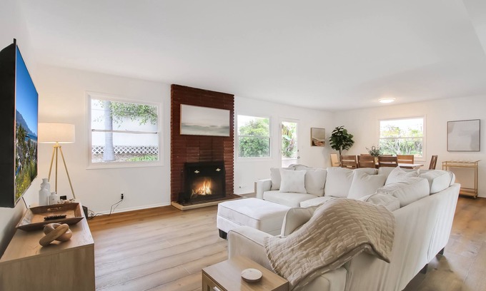 The Mesa Casa | Minimalist style 4 Bed Home sleeps 8 located 2 blocks from beach
