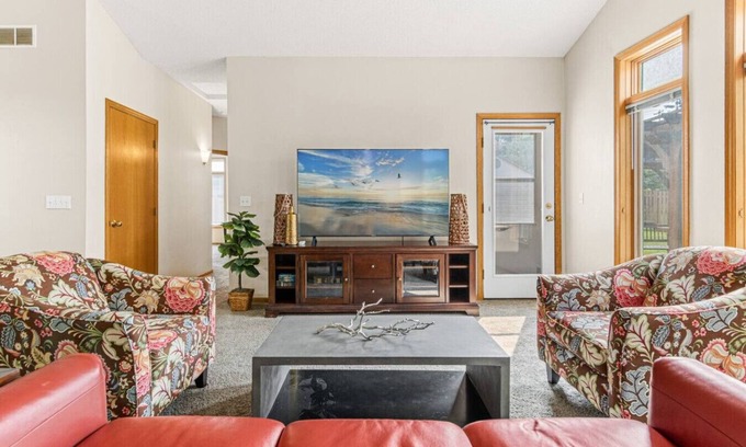 North Saint Paul Casa | Minne-GetAway: Modern Cottage