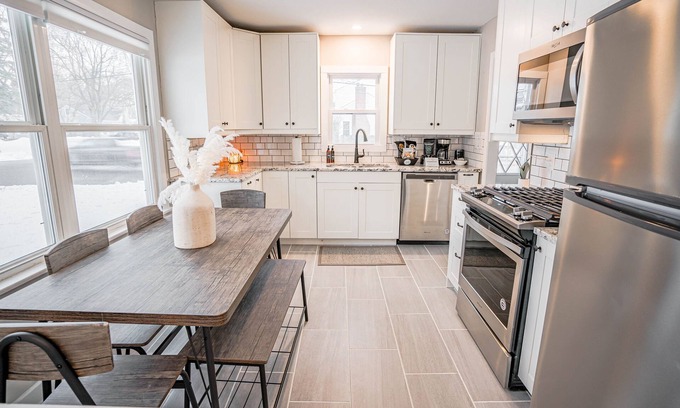 Richfield Casa | MINNeSTAY* Contempo Cottage