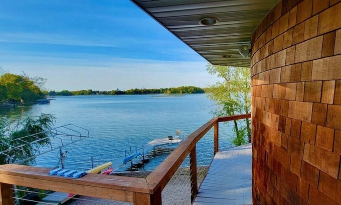 Center City Casa | MINNESTAY * Square Bed ~ Round House | Private Beach, Lakefront, Unique Stay