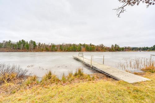 Gordon Casa | Minong Flowage Cabin with Fire Pit and Dock!