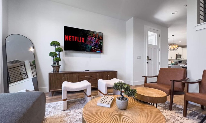 University Hills and Windsor Park Casa | Mins 2 Formula 1 / Lux Retreat
