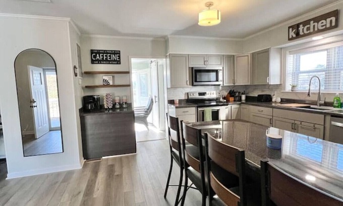 Colfax Casa | Mins from PTI Airport/Triad Park/market