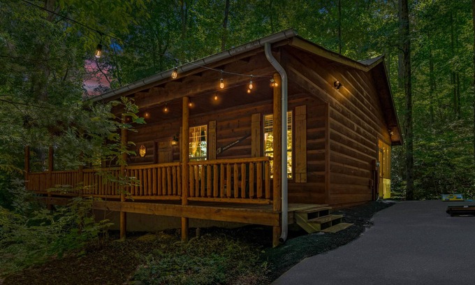 Townsend Cabina | Mins to Cade's Cove! Dreamy Cabin and Outdoor Oasis! Hot Tub & Firepit!