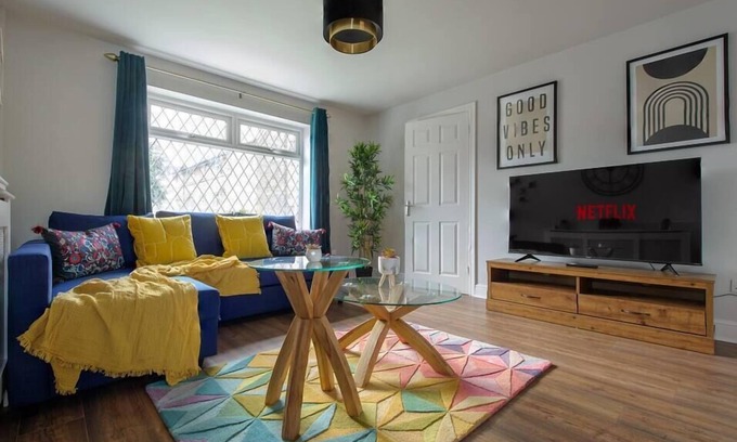 Nottingham Casa | Mins to City Center Modern House Free parking WiFi