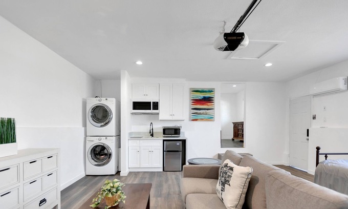 Southwest Anaheim Casa | Mins to Disneyland! Equipped Guest Suite - Sleeps 5