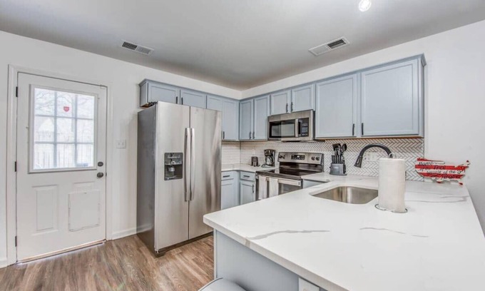East Memphis Casa | Mins to Downtown & U of Memphis! High Point Duet 2