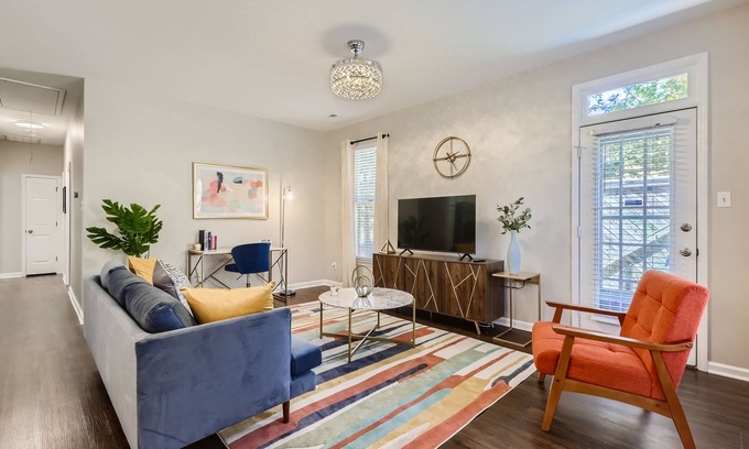 Durham Casa | Mins to Duke - Jazzy modern midcentury gem with a blend of style and coziness!
