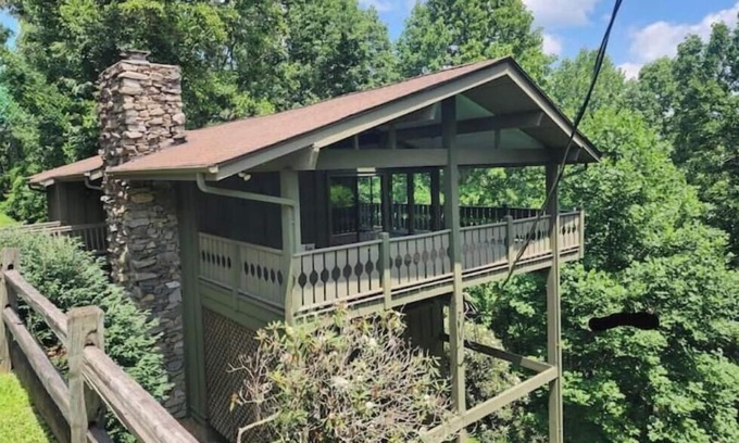 Laurel Park Cabina | Mins to HendersonvilleDeck ViewsGrillFireplace