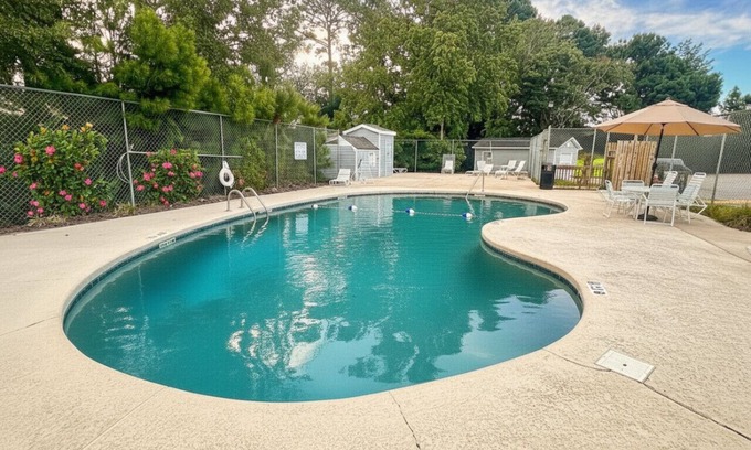 Surfside Beach Apartamento | Mins to the Beach! - Pool - Screened Porch - Free Parking