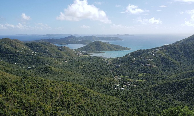 Maho Bay Quarter Apartamento | A minutos de las playas y senderos del Parque Nacional, con un amplio dormitorio.