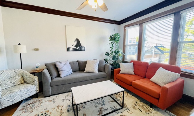 Chicago Apartamento | Minutes from Downtown Gorgeous ,spacious 2BD/ 1BA w/ Parking