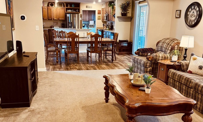 Oakley Casa | Minutes from Downtown Asheville/Biltmore House, w/ Screened Porch/Bon Fire Pit!