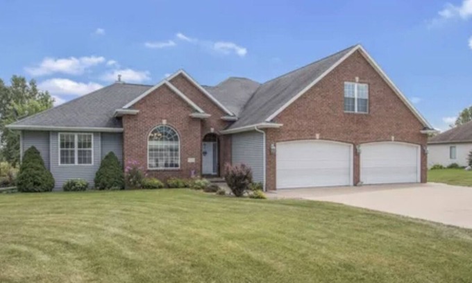 Black Wolf Casa | Minutes from EAA