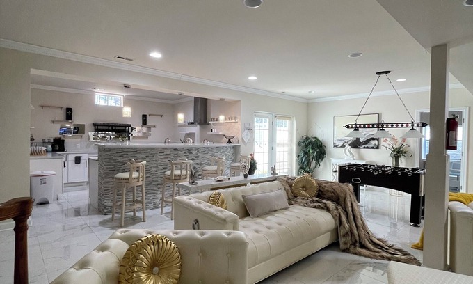 Calverton Casa | Minutes from I495/200/95, DC and VA. Family sized guest suite with games to play