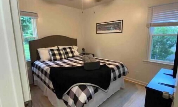 Speedway Casa | Minutes from Indy Motor Speedway - Dog friendly - Fully fenced yard