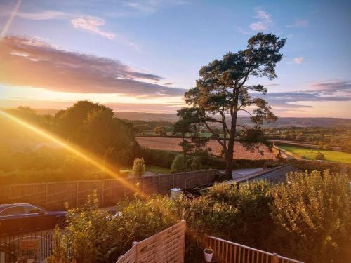 Raymonds Hill Apartamento | Minutes from Lyme Regis Self-Catering Suite with Stunning Countryside Views & Double Bath