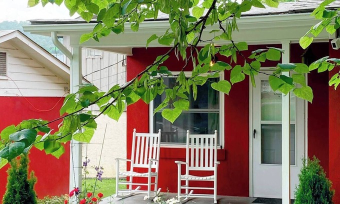 Maggie Valley Cabaña | Minutes from Skiing & Snow Tubing! Easy access, no 4x4 needed!