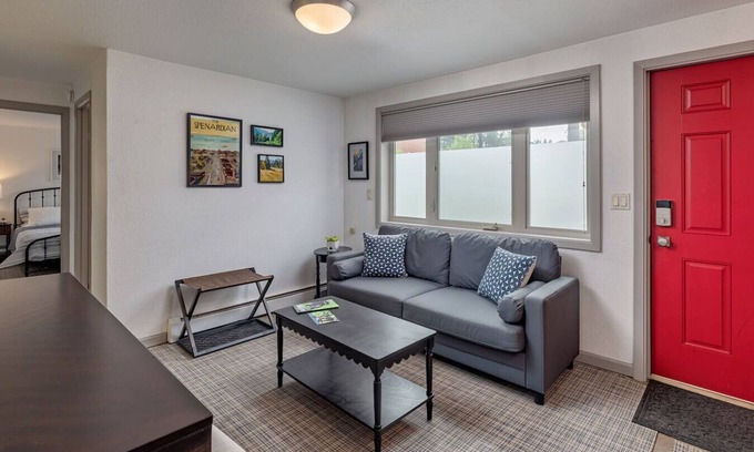 Spenard Casa | Minutes from the Airport! Northwood Nest 1BDR