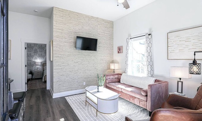 Eastside Apartamento | Minutes to EVERYTHING! No Cleaning Fee!