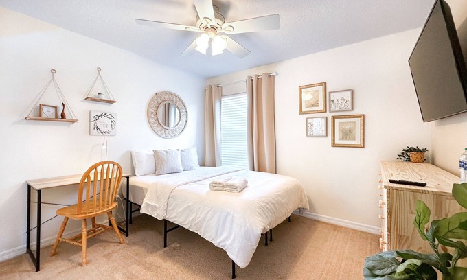 Ruskin Casa | Minutes to I-75 & HWY-41! Private Room w/WIFI, Queen Bed, Desk & TV