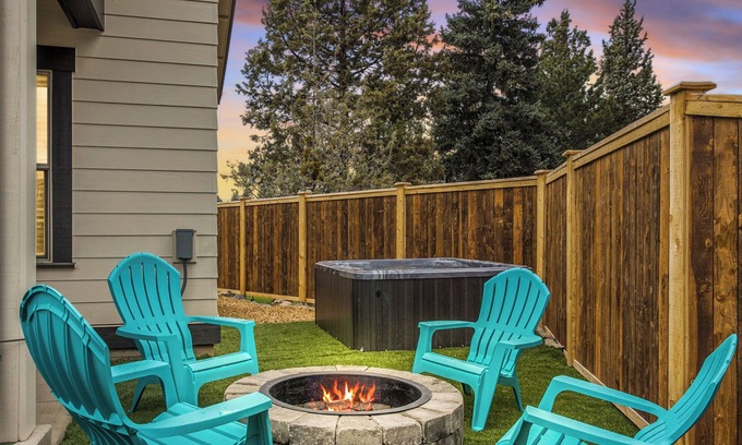 Old Farm District Casa | Minutes to Old Mill ~ Fire Pit ~ AC ~ Dog Friendly ~ Hot Tub