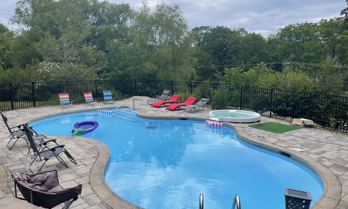 East Stroudsburg Casa | Minutes to ski Mountains, Hot-Tub & Sauna Getaway