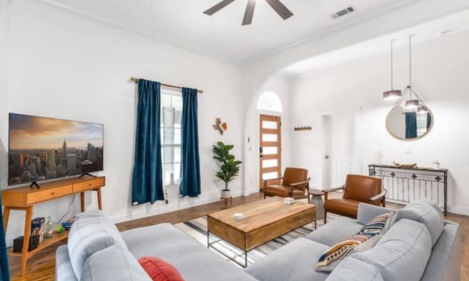 University Casa | Minutes to the Silos and Dowtown Waco