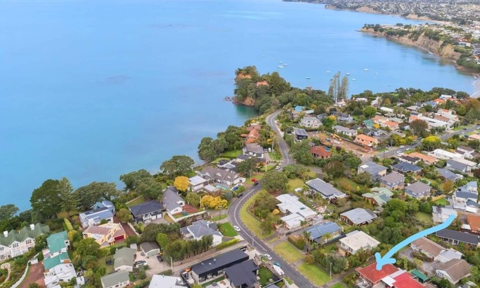 Torbay Casa | Only minutes walk to Torbay and Long Bay beaches