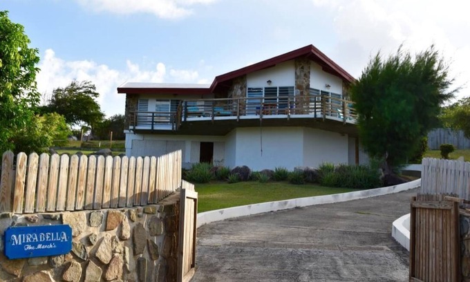 Spanish Town Casa | Mirabella: encantadora villa en la cima de una colina
