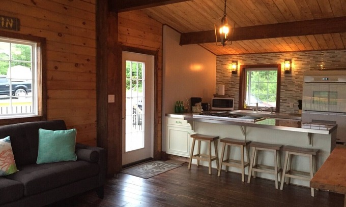 Salmon River Road Casa | Mira Bradan Frente al Retiro