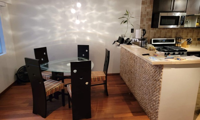Armendariz Condominio | Miraflores, junto al Hotel Hilton y Larco Mar, WIFI, Direct TV, Casa de Lujo