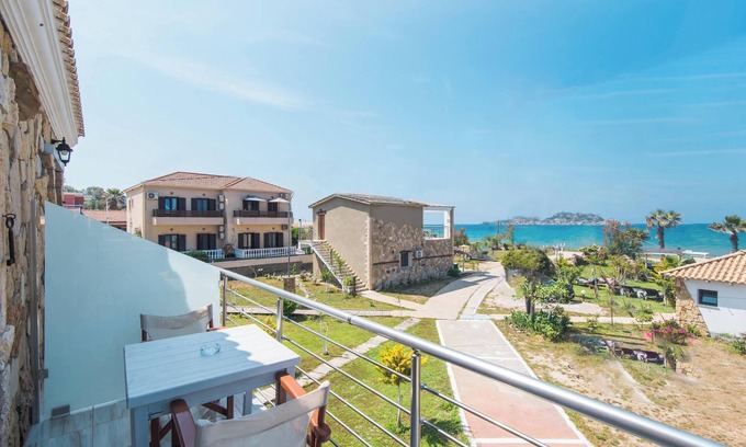 Arillas Apartamento | 'Mirage Arillas Estudio Tipo B14' con vistas al mar, piscina compartida y Wi-Fi