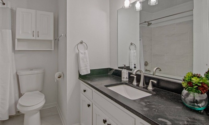 South Baton Rouge Casa | MIRKWOOD- Level Up Your Stay 3/2 House with Arcade in the heart of Baton Rouge