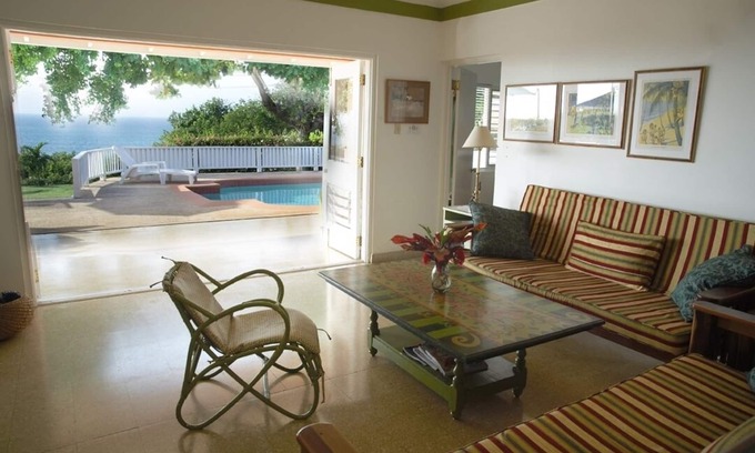 Silver Sands Villa | Miss P's Place Hermosa villa con vista al mar, paseo a la playa, WiFi, personal