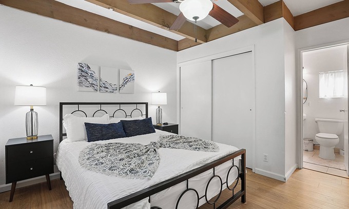 Mission Beach Apartamento | Mission Bay Condo - Steps to Sand, Dining, AC, Parking, Location & Shops!