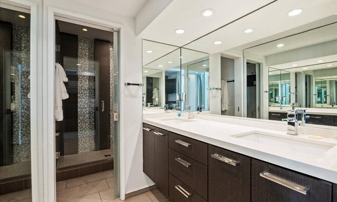 Central Mission Beach Casa | Mission Beach 7 Bedroom Castle w/ Rooftop Deck & Hot Tub